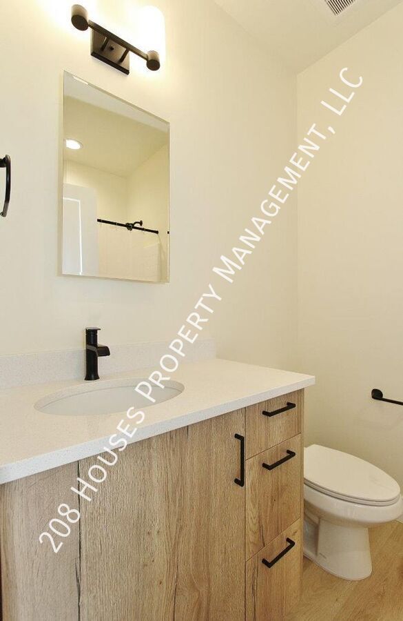 Building Photo - Immaculate Apartment *75% Off First Months...