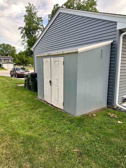 Building Photo - 23W234 Edgewood Ct