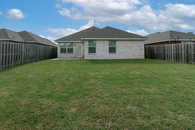 Building Photo - 570 Old Mill Way