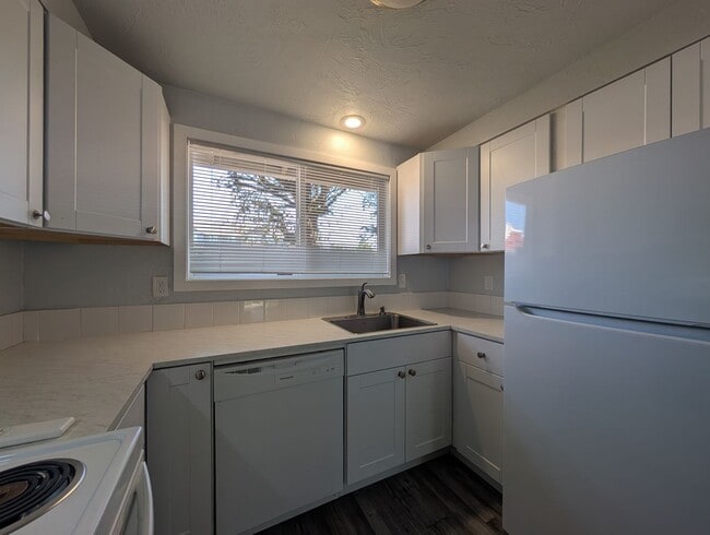 Building Photo - Newly Renovated 2-Bedroom, 1.5-Bath Apartm...