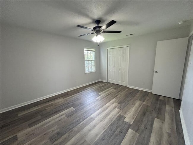 Building Photo - Charming and Affordable Upstairs Duplex – ...