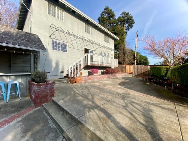 Building Photo - Spacious 5-bedroom Home Located in Niles Neighborhood of Fremont!