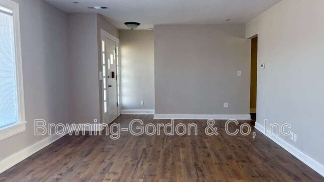 Building Photo - 328 E Thompson Ln