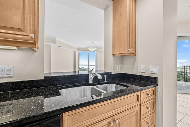 Building Photo - 300 Beach Dr NE