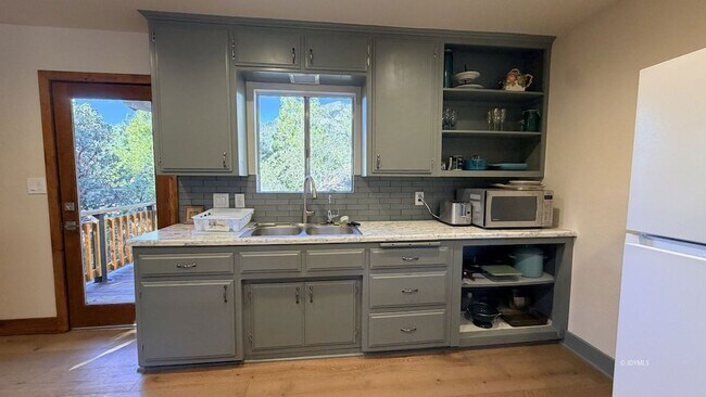 Building Photo - 53390 Circle View Dr