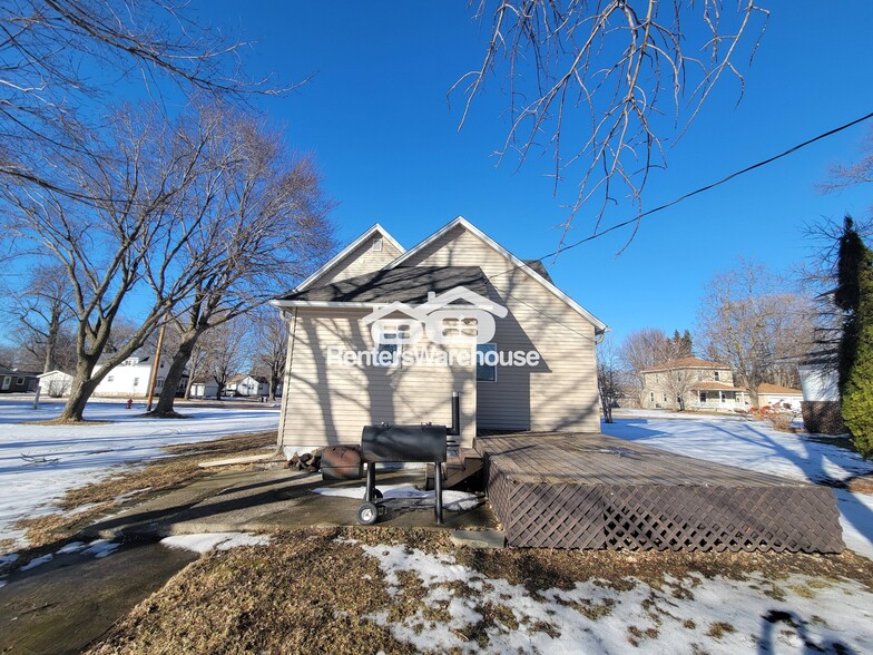 Building Photo - 206 Main St W