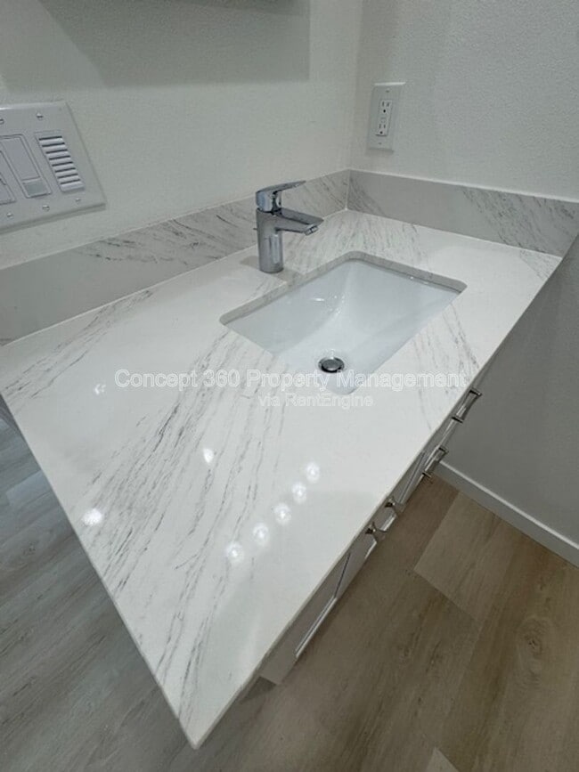 Building Photo - 6168 Briercrest Ave