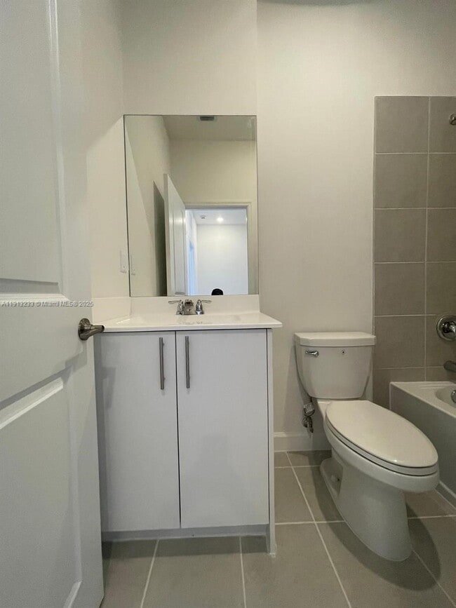 Building Photo - 1066 SE 2nd St