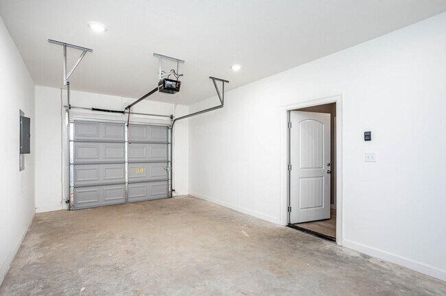 Building Photo - 915 Vly Oaks Ln