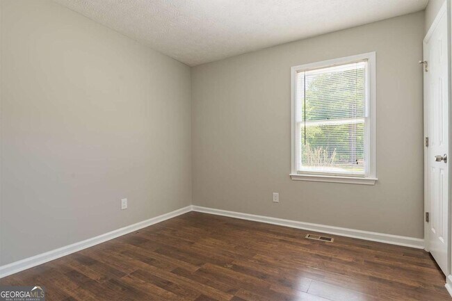 Building Photo - 493 Silverthorne Cir