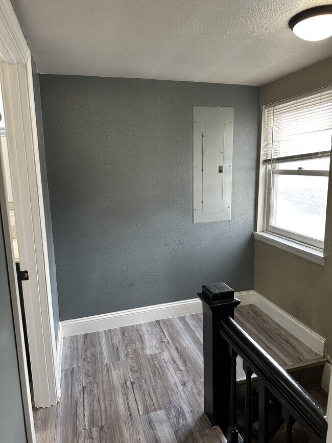 Building Photo - Enjoy an open floor plan in a prime location next to the bus line.