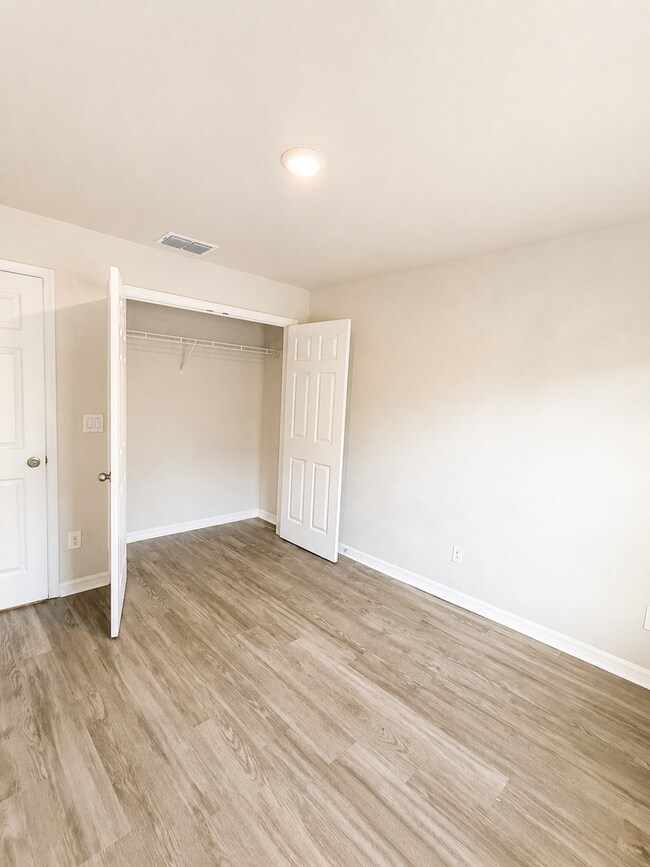 Building Photo - Modern Duplex Available Now