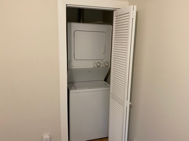 Building Photo - AVAILABLE SEPTEMBER - 1 BED 1 BATH