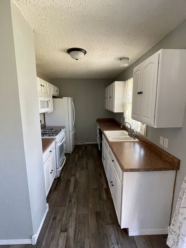 Building Photo - ~ APPLICATIONS PENDING ~ 4 bedroom, 2 bath...