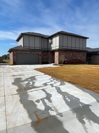 Building Photo - The Enclave-3 bed 2.5 bath home