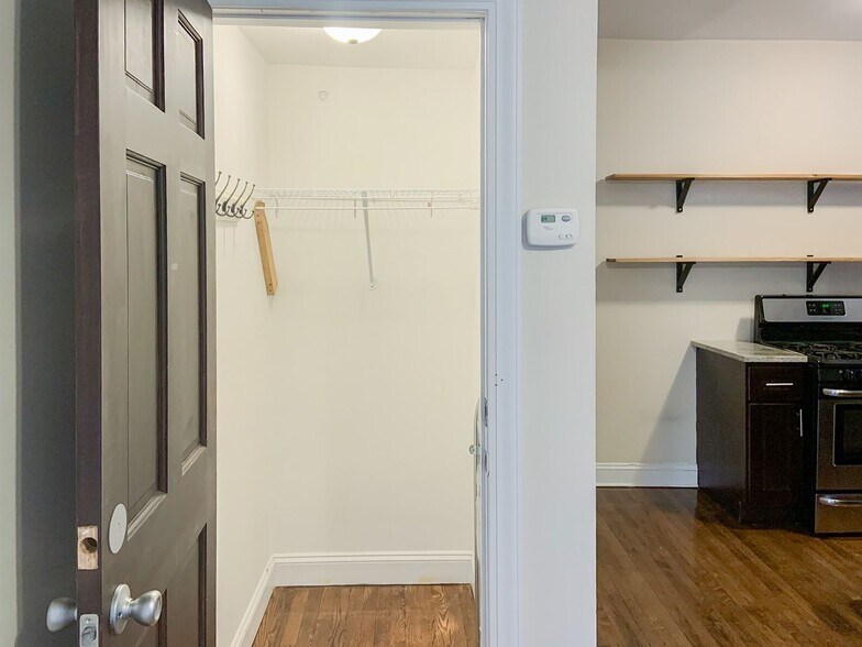 Building Photo - 850 W Cornelia Ave