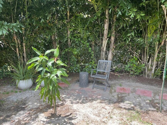 Building Photo - 690 Hadley Pl E