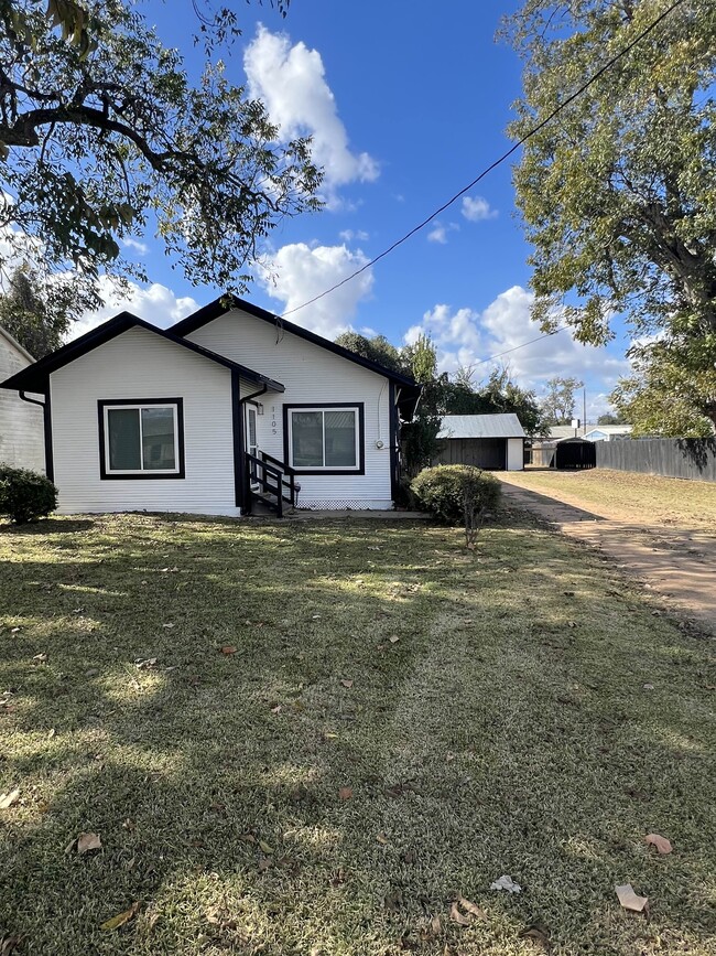 Primary Photo - 1105 N Rusk St