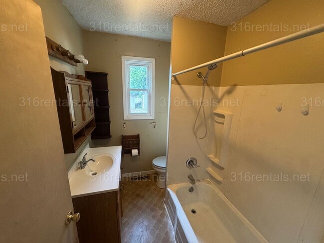 Building Photo - $1150 - 3 bed 1 bath - Single Family Home