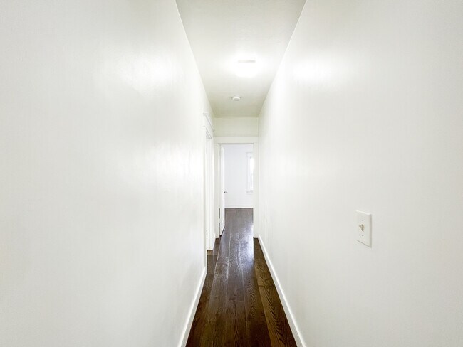 Building Photo - 1020 N Kingsley Dr