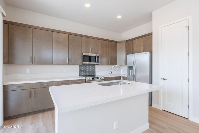 Building Photo - 6050 E Hidden Valley Dr