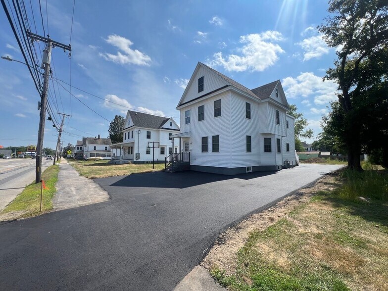 Primary Photo - 985 Main St