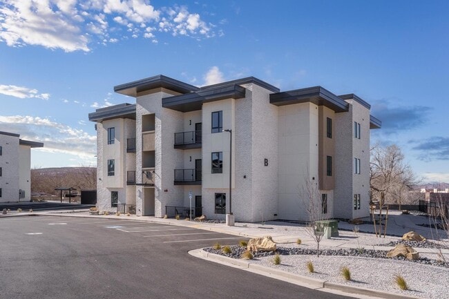 Building Photo - 983 W State St