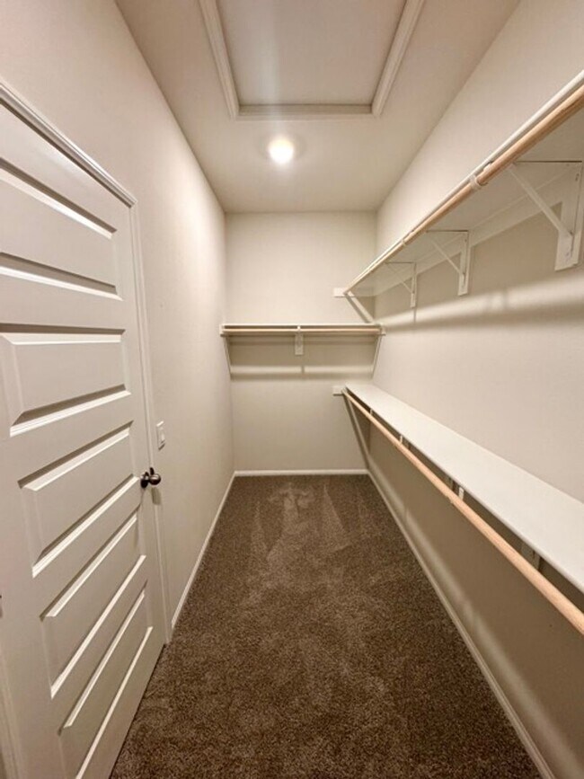 Building Photo - MOVE IN SPECIAL! $1000 off 1st month rent if you move in the month of January! Spacious 4 Bedroom...