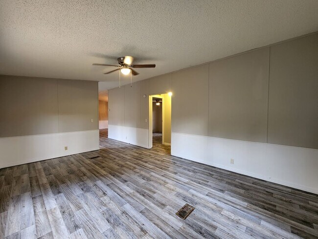 Building Photo - 3 Bed  2 Bath  2 Garage/Workshop and Fenced