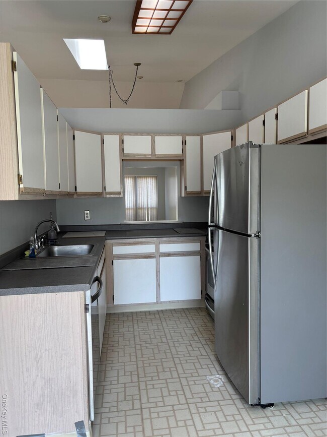 Building Photo - 825 Spring Lake Dr