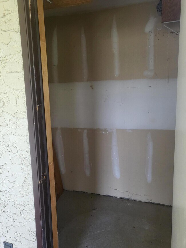 Building Photo - 831 Country Club Dr SE