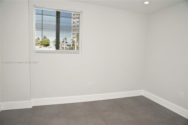 Building Photo - 4051 N Ocean Dr