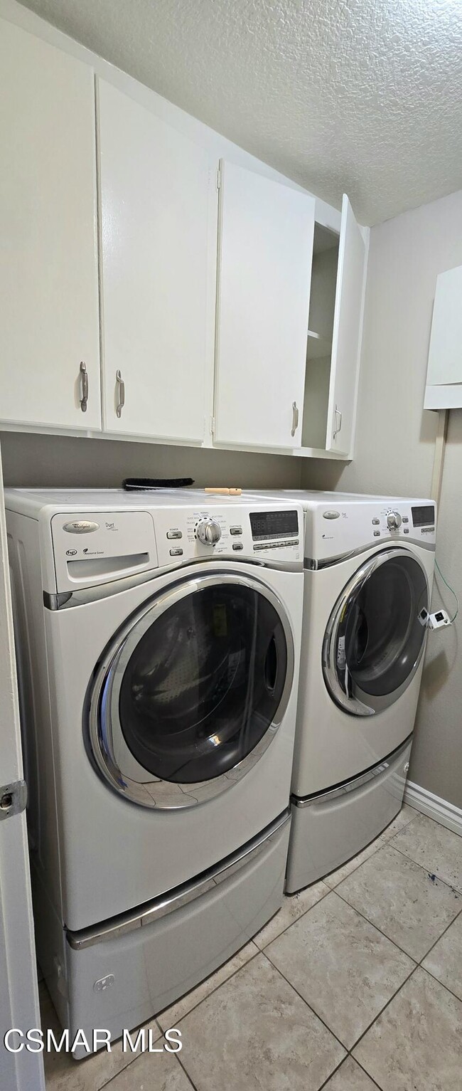 Building Photo - 2654 La Paloma Cir