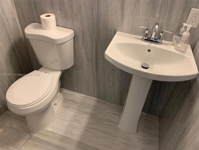 Building Photo - 16751 NE 9th Ave