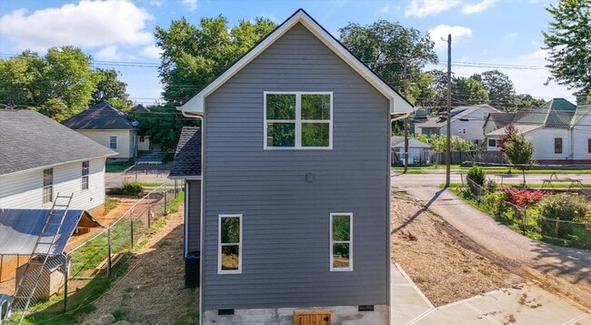 Building Photo - 2815 Johnston St