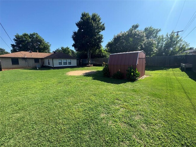 Building Photo - 211 Bluebird Dr