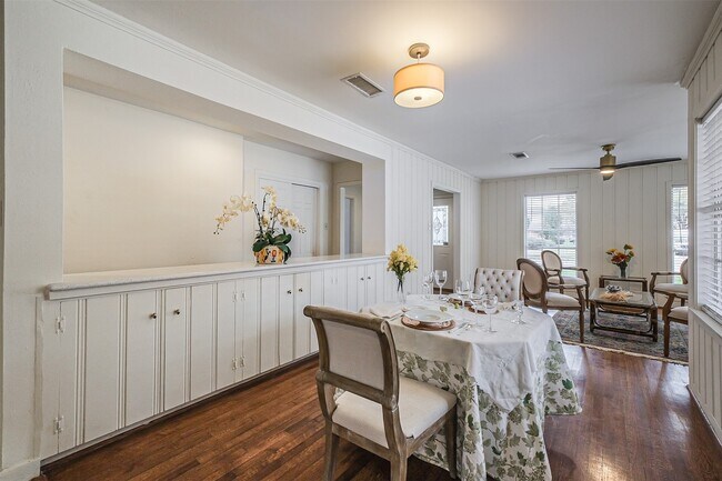 Building Photo - 2601 Briarhurst Dr