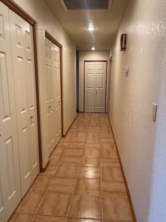 Building Photo - Wonderful Home 3 bed 2 bath with a Great Yard & Views Contact Property Pros Property Management