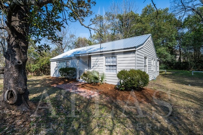 Building Photo - Spacious 3BR/2BA – 1,480 Sq Ft of Comforta...