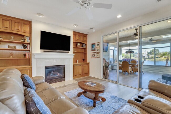 Building Photo - Charming 2 Bed, 2 Bath Rental with Lagoon Views in Sun City!