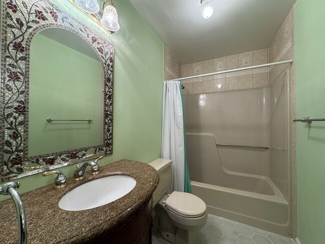 Building Photo - Beautiful 3 Bed 2.5 Bath Single Family Hom...