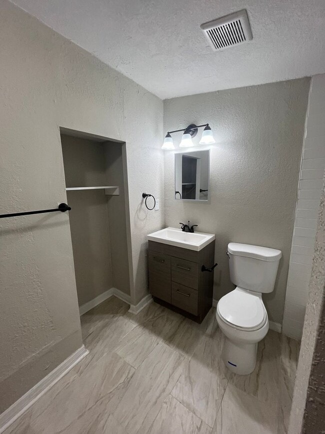 Building Photo - Plenty of Space!!