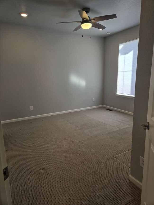 Building Photo - Evolve Real Estate: Spacious 3 Bed 2.5 bath Townhouse with Attached 2 Car Garage AVAILABLE NOW!