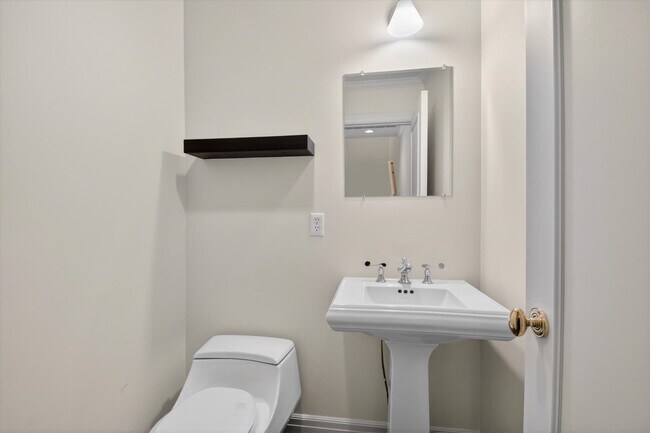 Building Photo - 417 S Ashley St