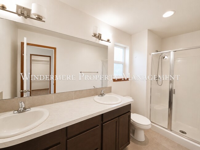 Building Photo - Bright and spacious home close to ferries, PSNS and recreational activities!