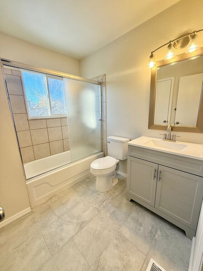 Building Photo - Beautiful Home on Picket for Rent!