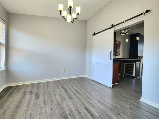 Building Photo - Top Floor Condo in Gated Community!
