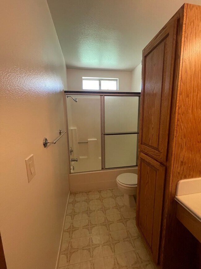 Building Photo - East Redding home with huge yard