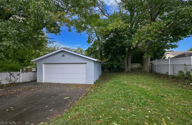 Building Photo - Modern & Charming 3-Bedroom Home