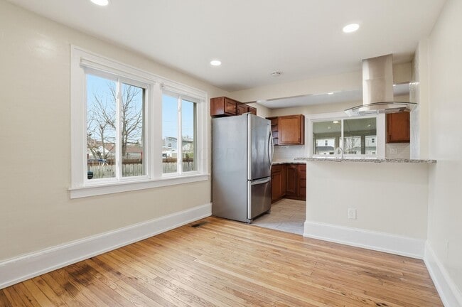 Building Photo - 270 S Cypress Ave